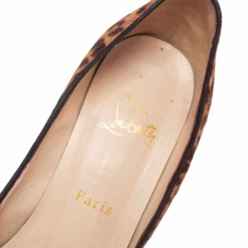 Christian Louboutin Brown Animal Print Calf Hair Knotted Peep Toe Pumps Talla 39 en Bastante bueno estado para la venta en Dubai, Al Qouz 2