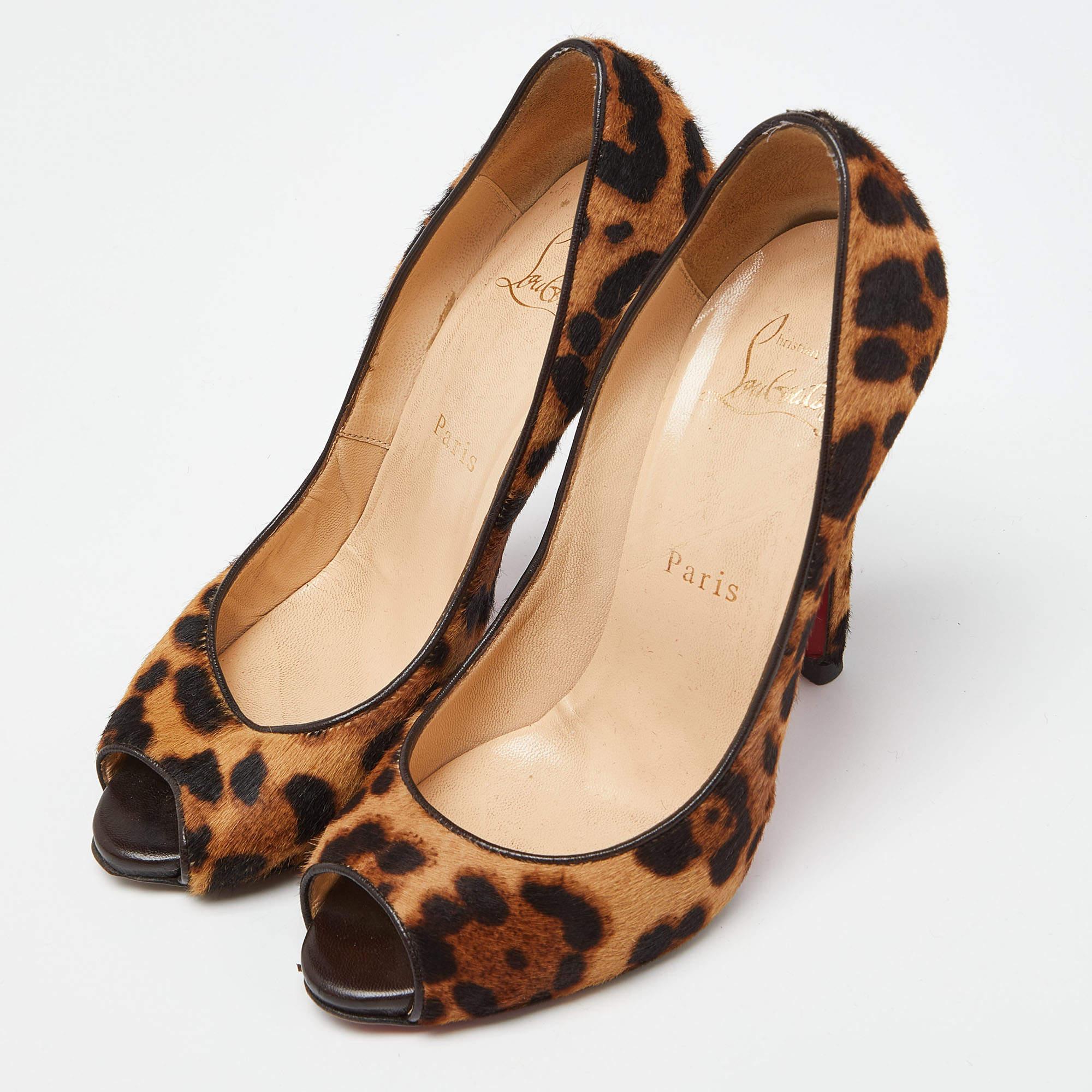 Curvaceous arches a feminine appeal and a well built structure define this set of designer pumps. Coming with comfortable insoles and sleek heels style them with your favorite outfits.
