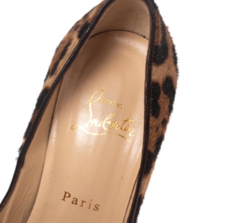 Christian Louboutin Bombas Maryl de pelo de becerro con estampado de leopardo marrón/beige Talla 37 en Bueno estado para la venta en Dubai, Al Qouz 2