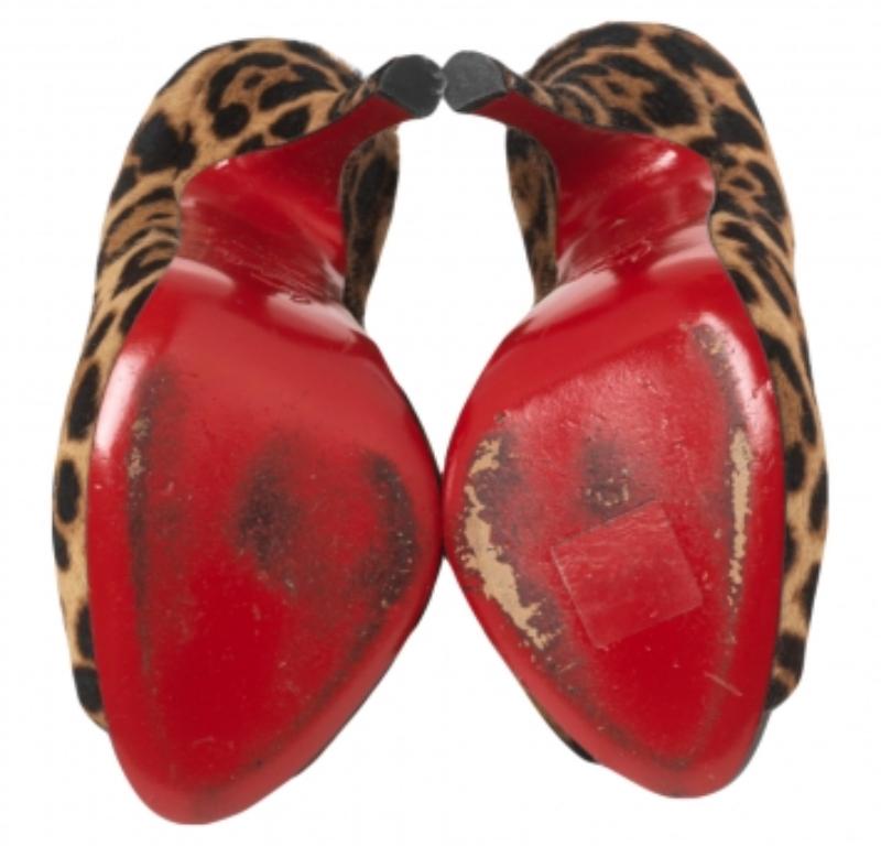 Christian Louboutin Bombas Maryl de pelo de becerro con estampado de leopardo marrón/beige Talla 37 en venta 2
