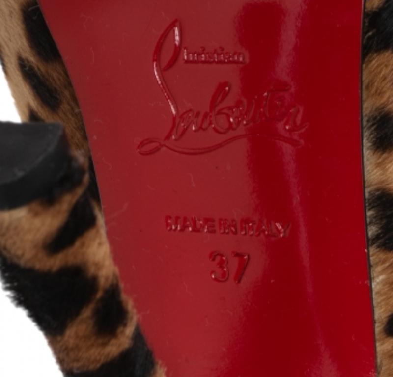 Christian Louboutin Bombas Maryl de pelo de becerro con estampado de leopardo marrón/beige Talla 37 en venta 3