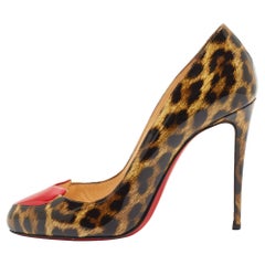 Christian Louboutin Bombas Doracora de charol marrón/beige con estampado de leopardo Talla