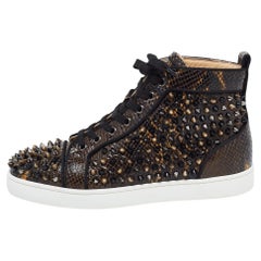 Christian Louboutin Zapatilla alta Louis Spikes de piel de serpiente en relieve marrón/negro