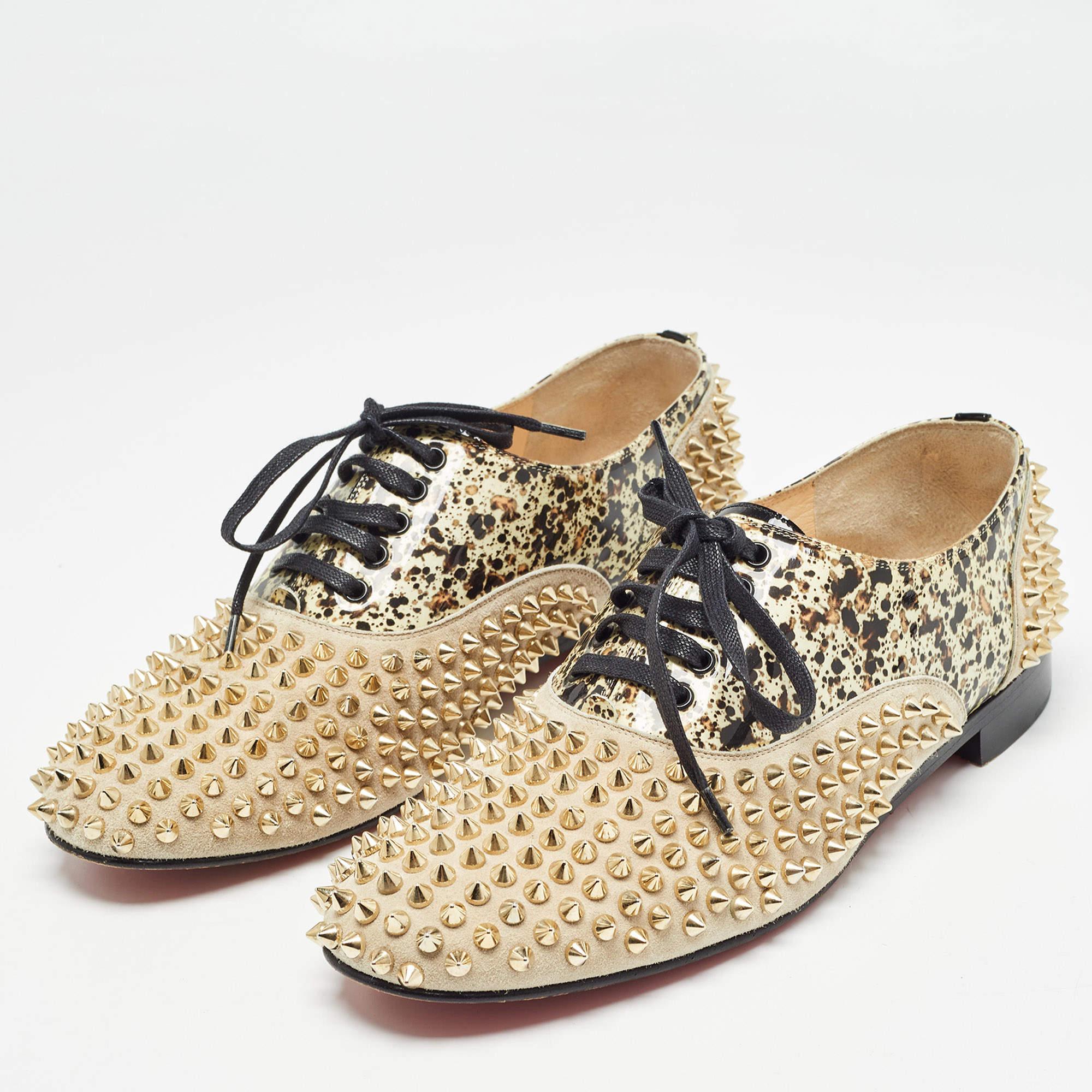 Donnez à votre tenue une touche de luxe avec cette paire de chaussures oxfords Christian Louboutin. Les chaussures sont parfaitement cousues pour vous permettre de vous démarquer pendant longtemps.
