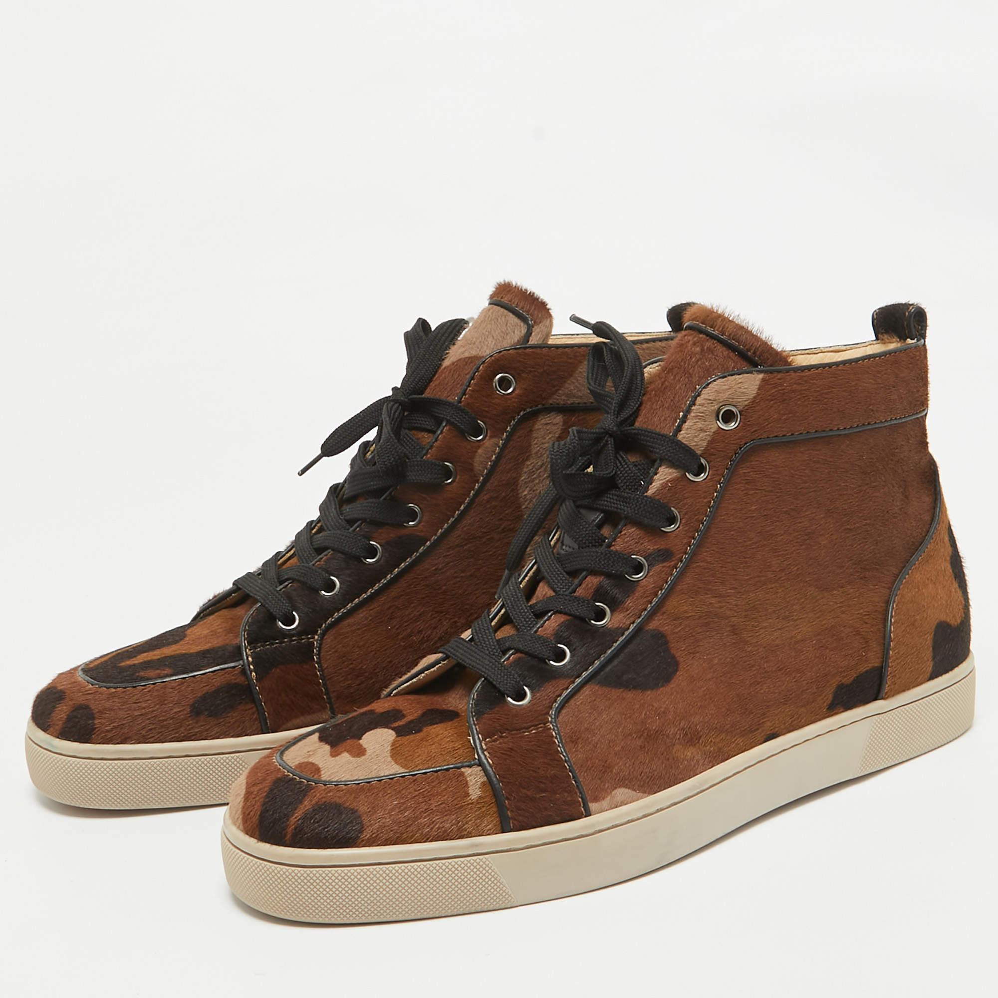 Diese Designer-Sneakers in klassischer Silhouette sind eine nahtlose Kombination aus Luxus, Komfort und Stil. Diese Sneaker sind mit charakteristischen Details und bequemen Innensohlen ausgestattet.