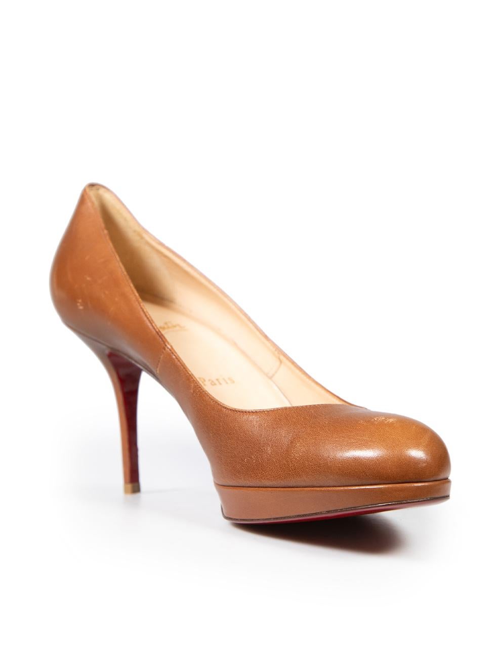 CONDIZIONE: molto buona. L'usura delle pompe è minima. Abrasioni in tutte le aree di entrambe le scarpe e nelle suole. Scolorimento su entrambe le suole di questo articolo usato di Christian Louboutin.
 
 Dettagli
 
 
 Marrone
 
 Pelle
 
 Pompe
 
