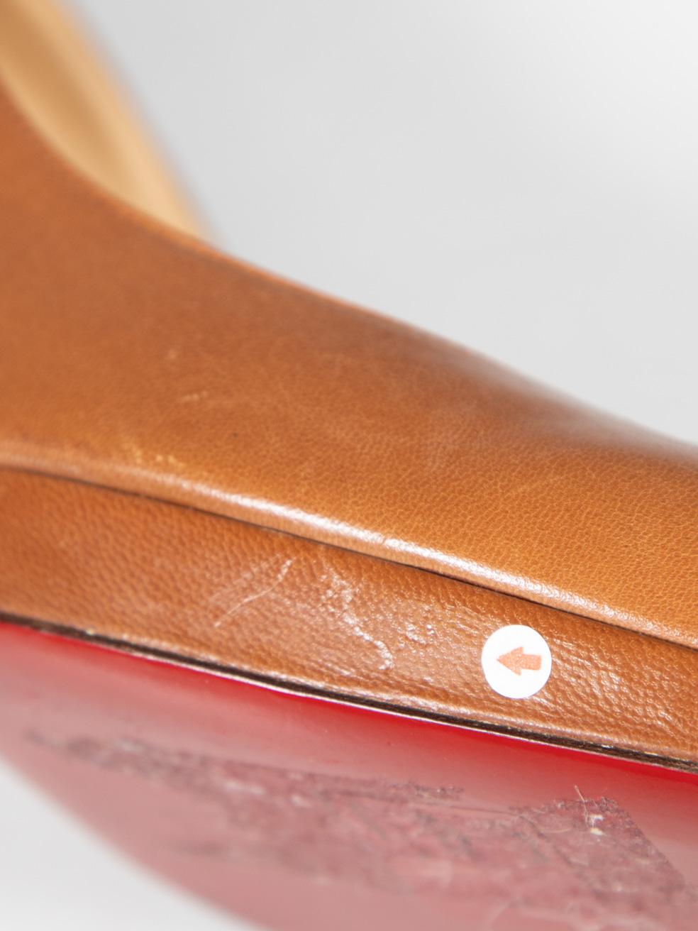 Christian Louboutin Pumps in pelle marrone con punta a mandorla misura IT 39,5 in vendita 2