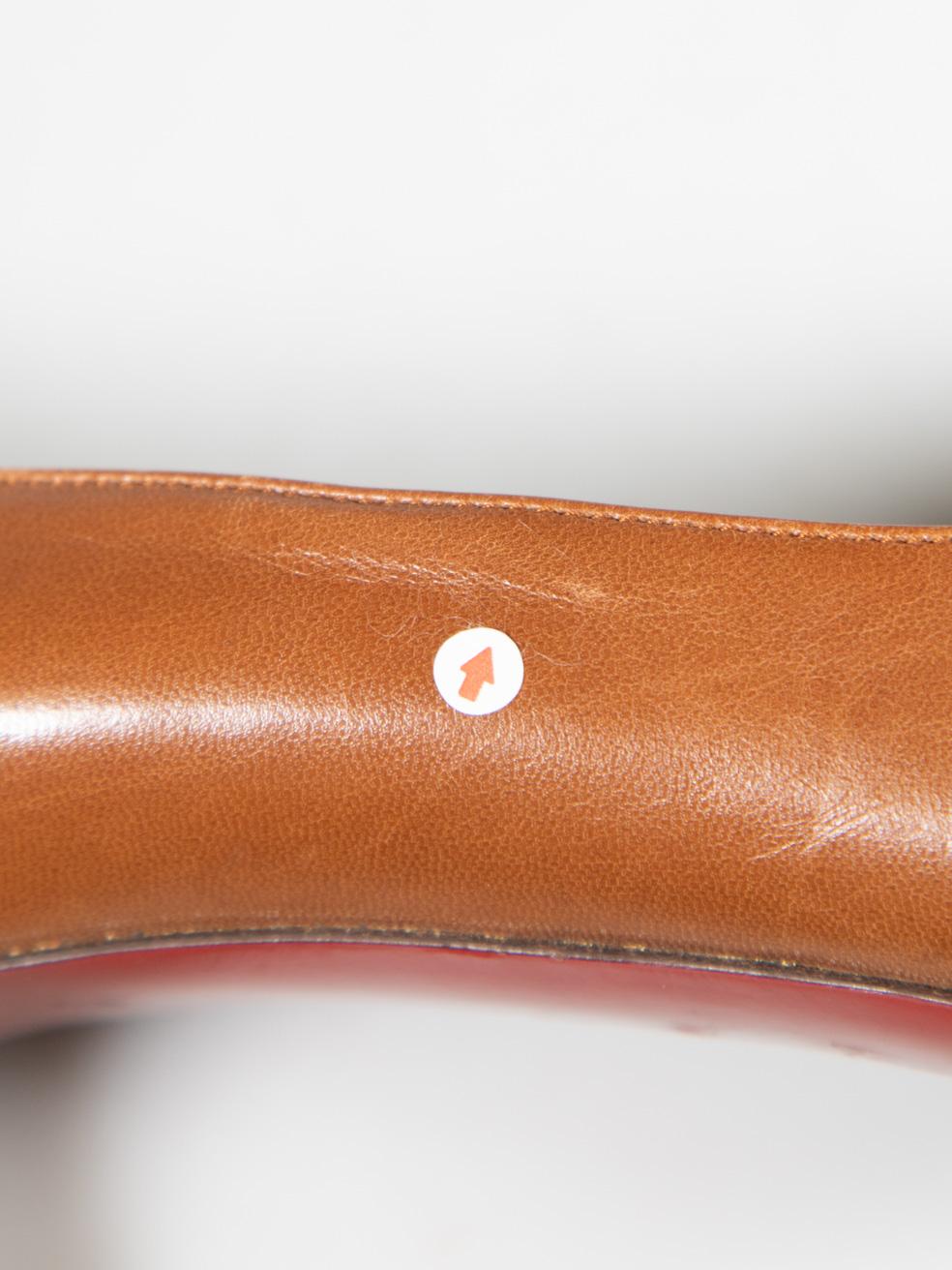 Christian Louboutin Pumps in pelle marrone con punta a mandorla misura IT 39,5 in vendita 3
