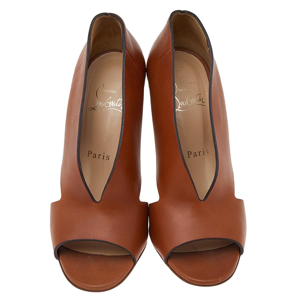 Jazz up your everyday look by flaunting these pumps crafted from leather. This pair of stunning pumps by Christian Louboutin is the epitome of sophistication. A pair of gorgeous brown pumps for you to make an impressive statement.

