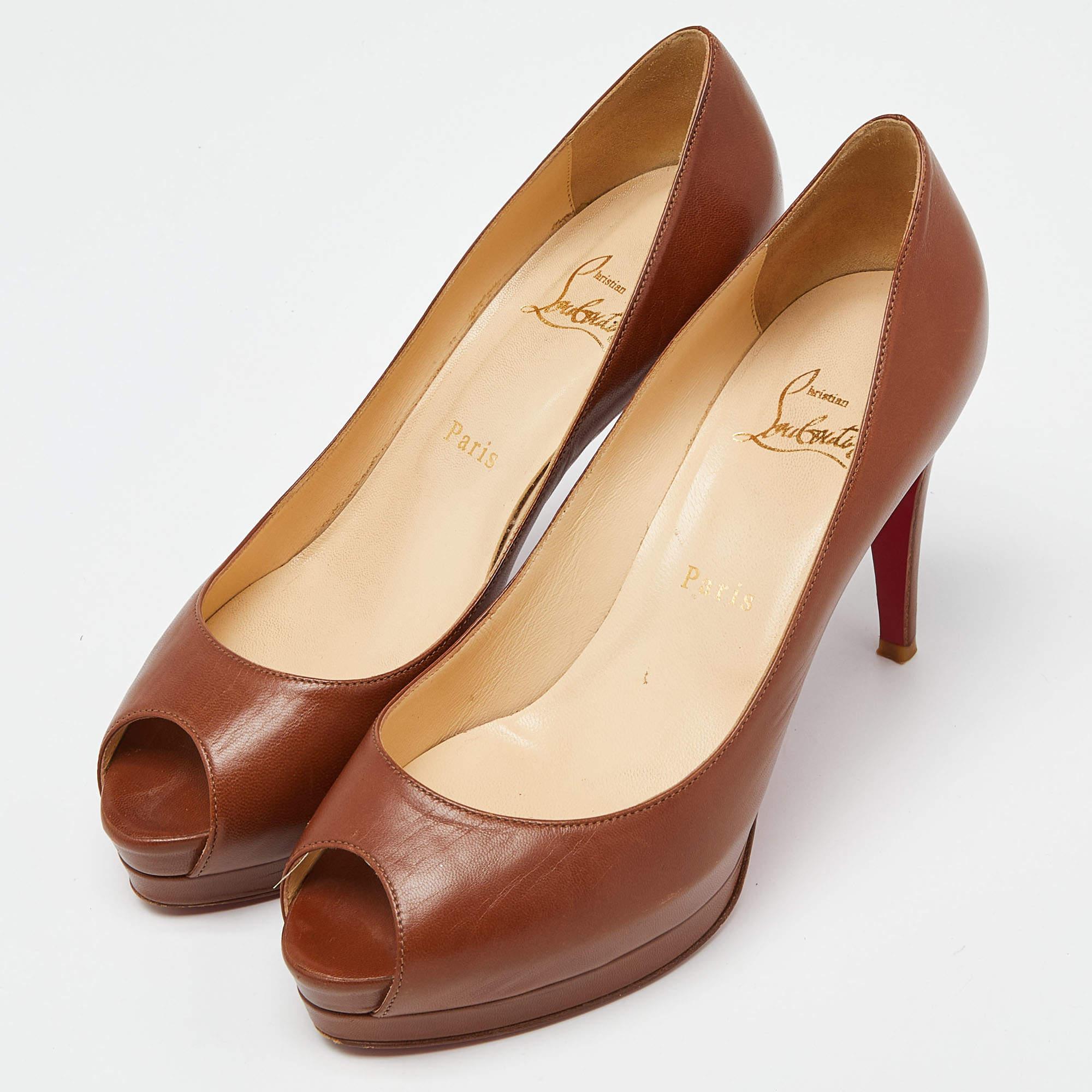 Diese Pumps von Christian Louboutin sind dazu bestimmt, eine geliebte Wahl zu sein. Wunderschön gearbeitet und auf schlanken Absätzen balanciert, heben die Pumps Ihre Füße in einer atemberaubenden Silhouette. 