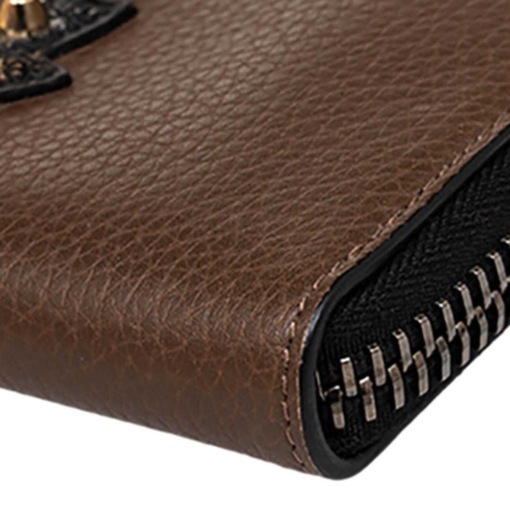 Christian Louboutin Panettone Brieftasche aus braunem Leder mit Reißverschluss im Zustand „Neu“ in Dubai, Al Qouz 2
