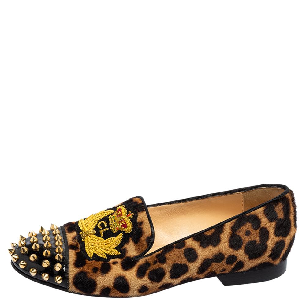 To perfectly complement your attires, Christian Louboutin brings you this pair of statement-making loafers. They've been crafted from leopard-printed calf hair and detailed with an embroidered patch on the vamps and patent leather cap toes covered