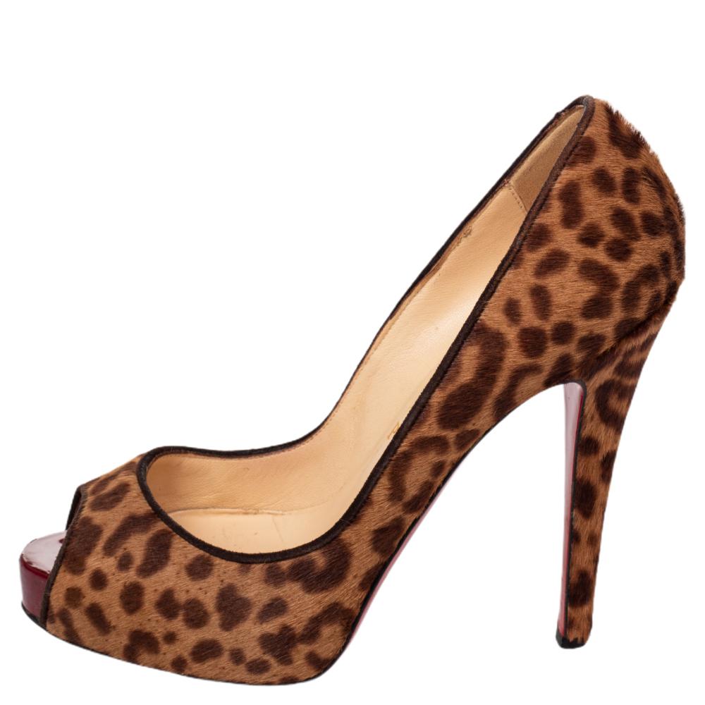 Stand out from a crowd in this gorgeous pair of Louboutins that exude high fashion with class! Crafted from calf hair, these brown leopard print pumps feature a peep-toe silhouette. They flaunt comfortable leather-lined insoles, 11.5 cm heels, and