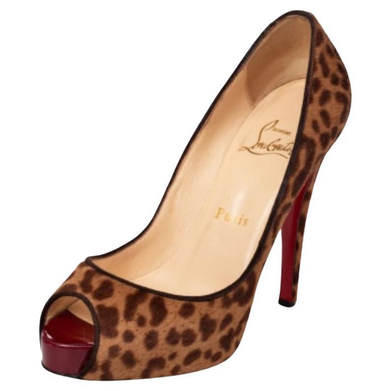 Christian Louboutin Bombas Peeptoe Dorispky de pelo de becerro marrón con estampado de leopardo talla 36