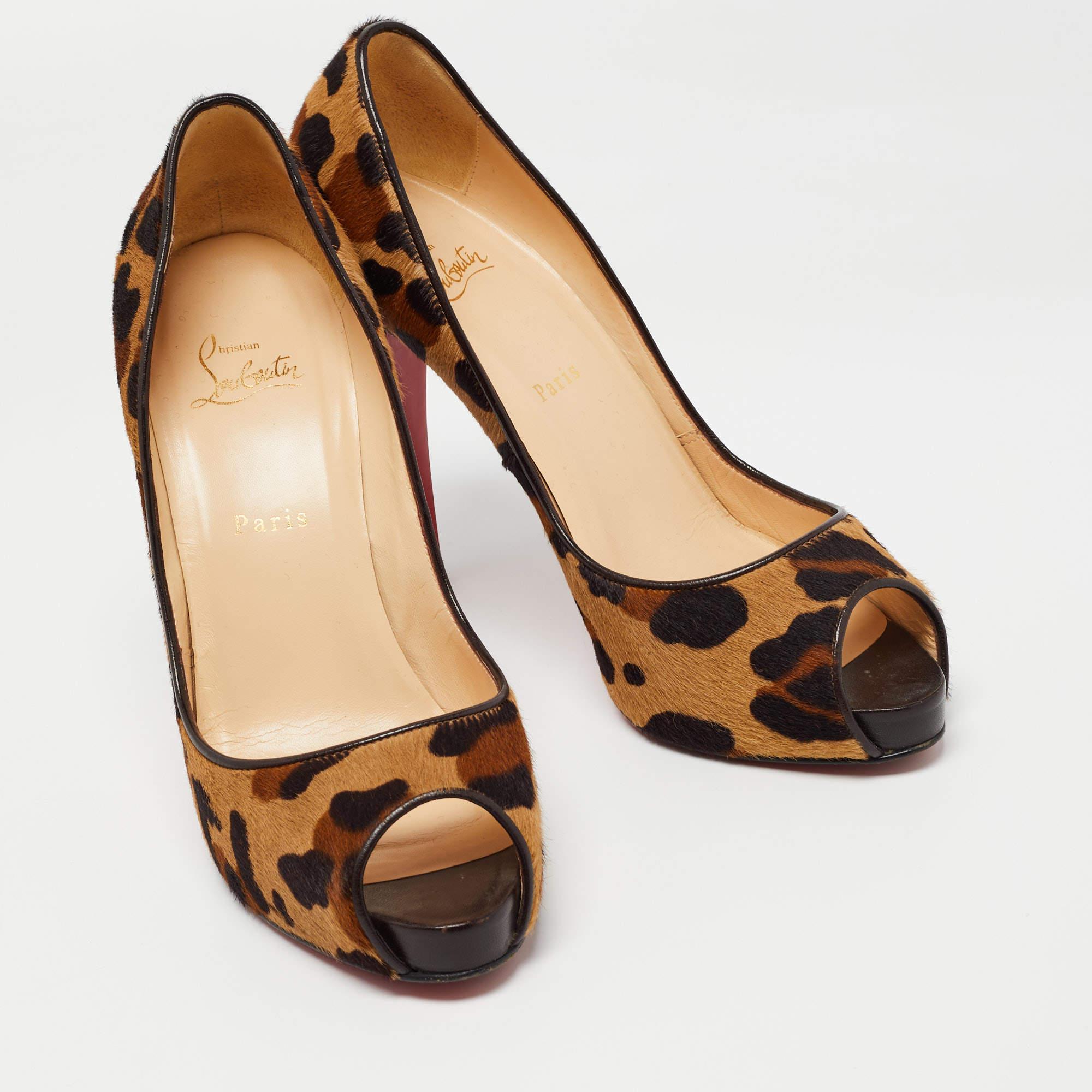 Christian Louboutin Brown Leopard Print Kalb Haar sehr Prive Peep Toe Pumps Größe Damen im Angebot