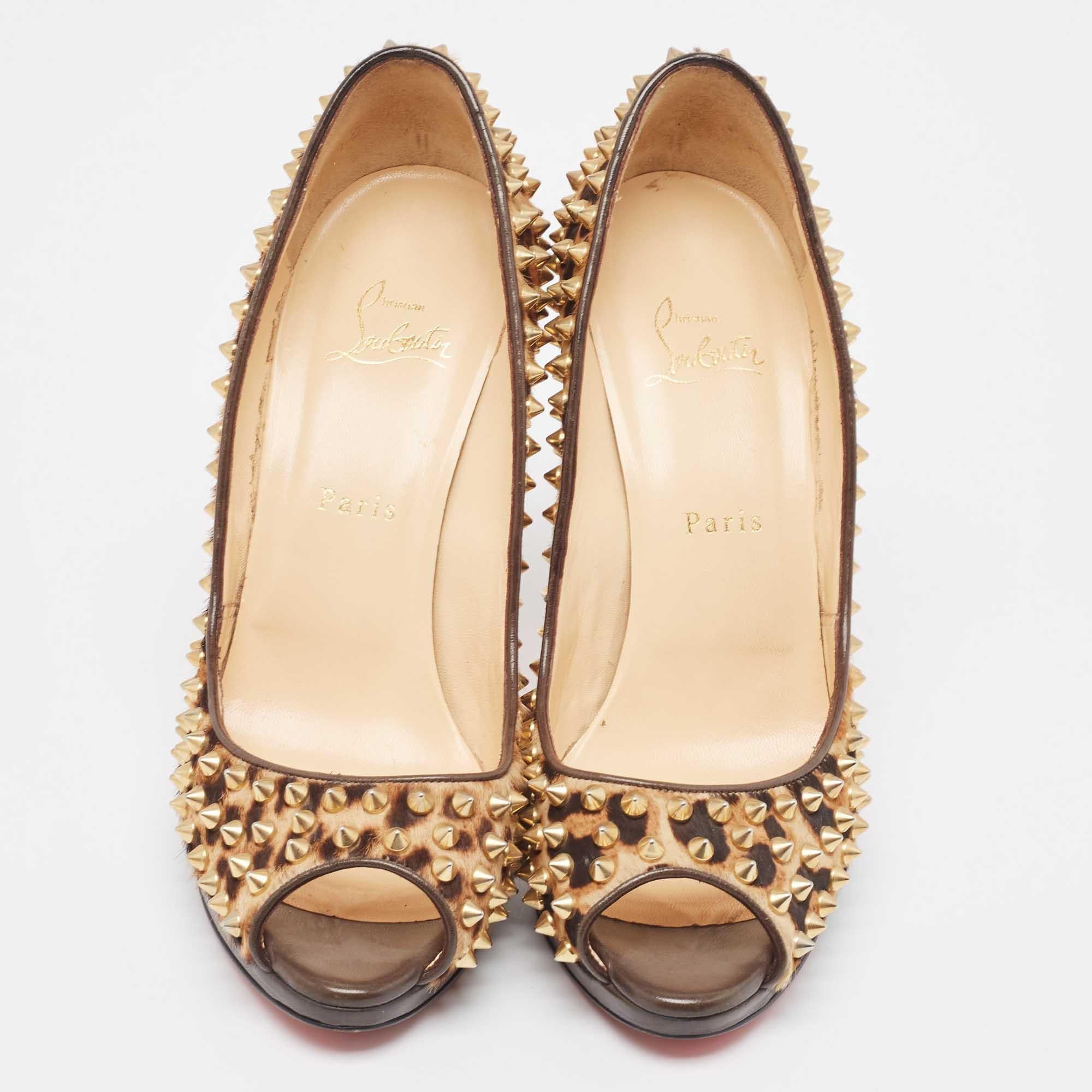 Entdecken Sie die Eleganz des Schuhwerks mit diesen Damenpumps von Christian Louboutin. Diese sorgfältig entworfenen Absätze vereinen Mode und Komfort und sorgen dafür, dass Sie in jeder Umgebung glänzen.

