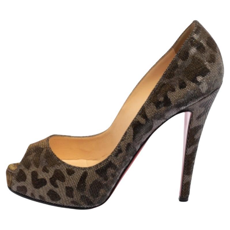 Christian Louboutin Bombas con puntera abierta de tela marrón con estampado de leopardo Very Prive Talla 38