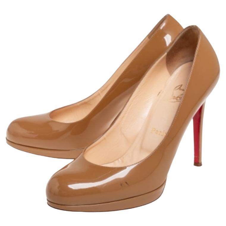 Les Louboutins sont conçus pour rehausser l'attitude et la tenue d'une personne. Faites en sorte que cette paire soit aussi la vôtre en l'achetant dès aujourd'hui. Confectionnés en cuir verni, ces escarpins marron présentent des orteils couverts et