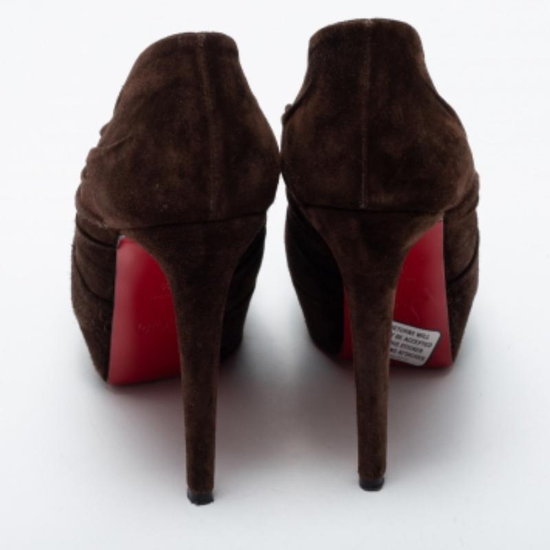 Christian Louboutin - Bottines à plateforme en daim plissé - Brown - Taille 35.5 en vente 1