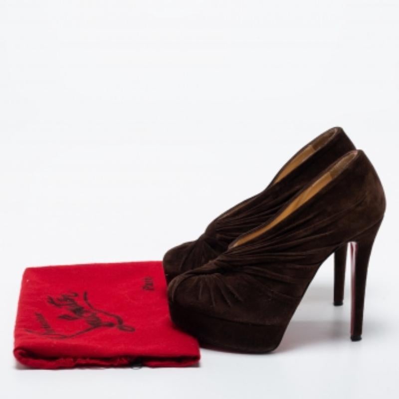 Christian Louboutin - Bottines à plateforme en daim plissé - Brown - Taille 35.5 en vente 4
