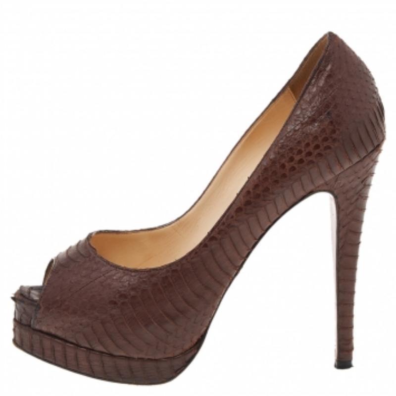 Christian Louboutin Bombas de dedo del pie de cuero en relieve de pitón marrón Tamaño 36.5 en venta