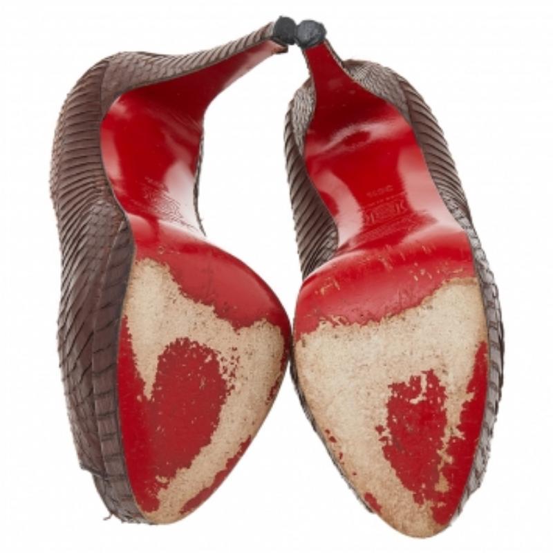 Christian Louboutin Bombas de dedo del pie de cuero en relieve de pitón marrón Tamaño 36.5 Marrón en venta