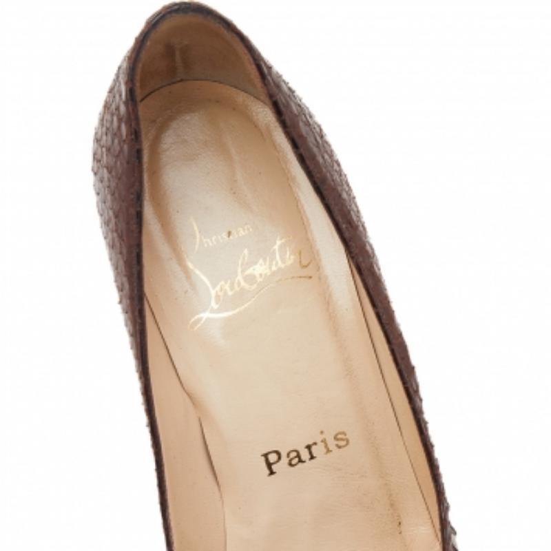 Christian Louboutin Bombas de dedo del pie de cuero en relieve de pitón marrón Tamaño 36.5 en Bastante bueno estado para la venta en Dubai, Al Qouz 2