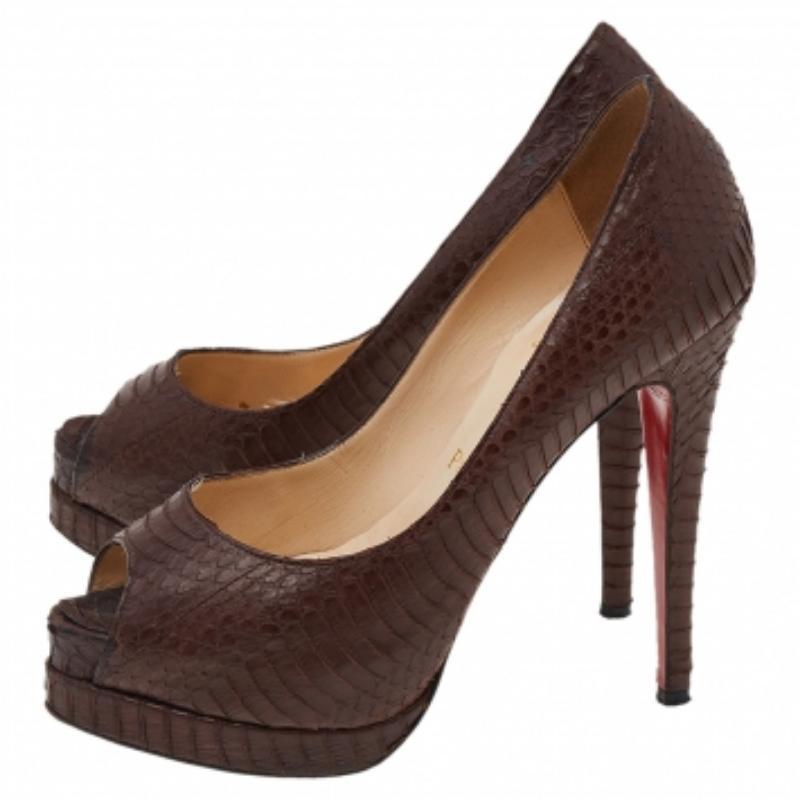 De las mujeres Christian Louboutin Bombas de dedo del pie de cuero en relieve de pitón marrón Tamaño 36.5 en venta