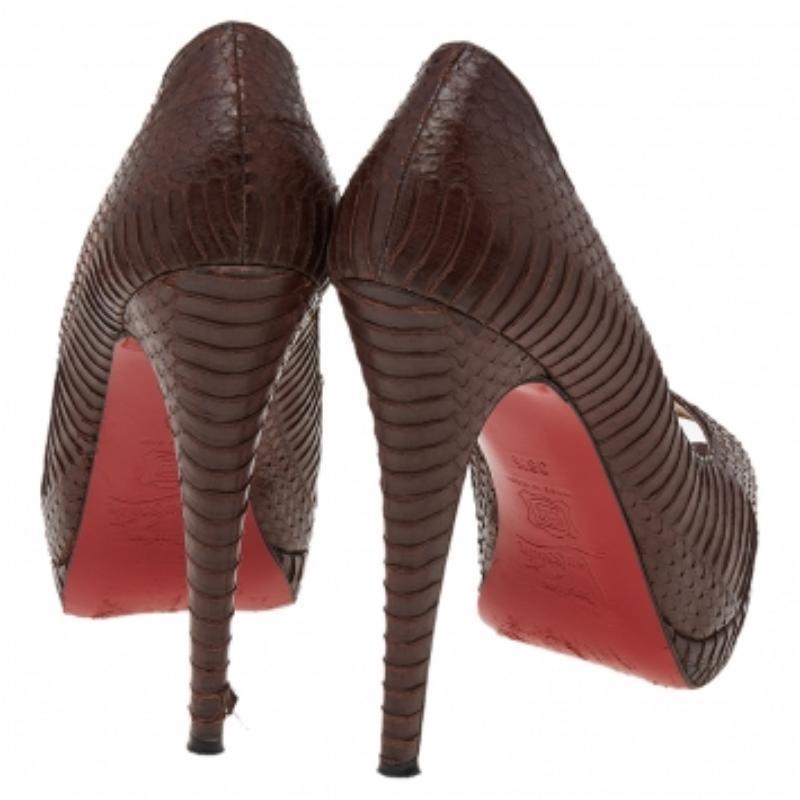 Christian Louboutin Bombas de dedo del pie de cuero en relieve de pitón marrón Tamaño 36.5 en venta 1