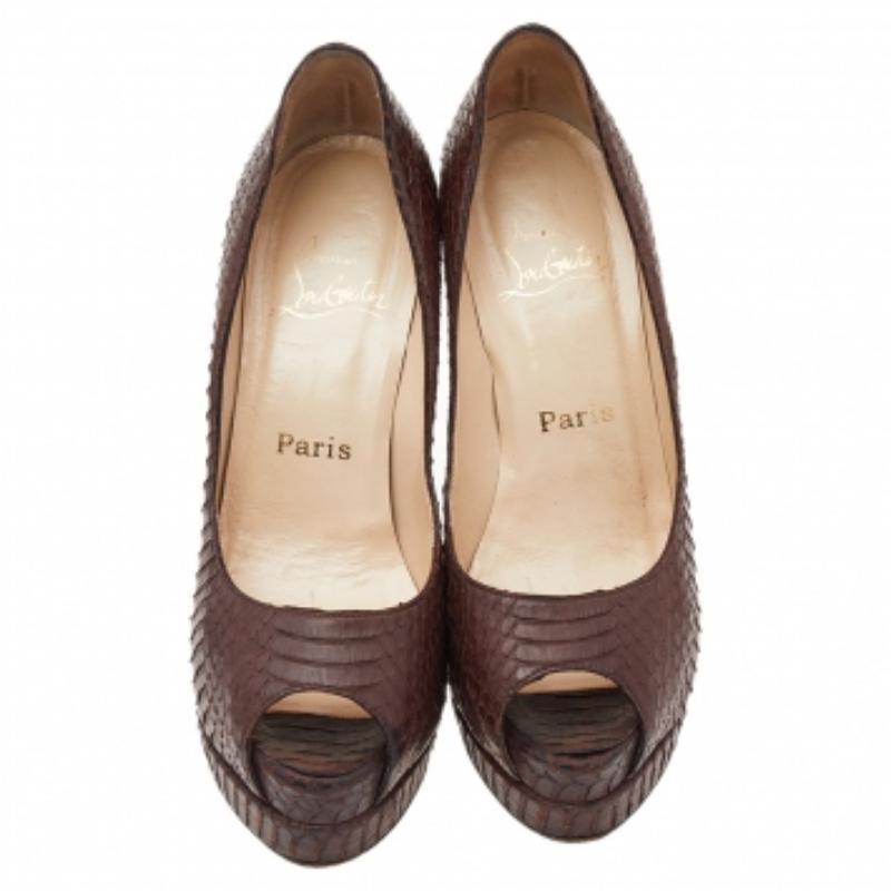 Christian Louboutin Bombas de dedo del pie de cuero en relieve de pitón marrón Tamaño 36.5 en venta 2