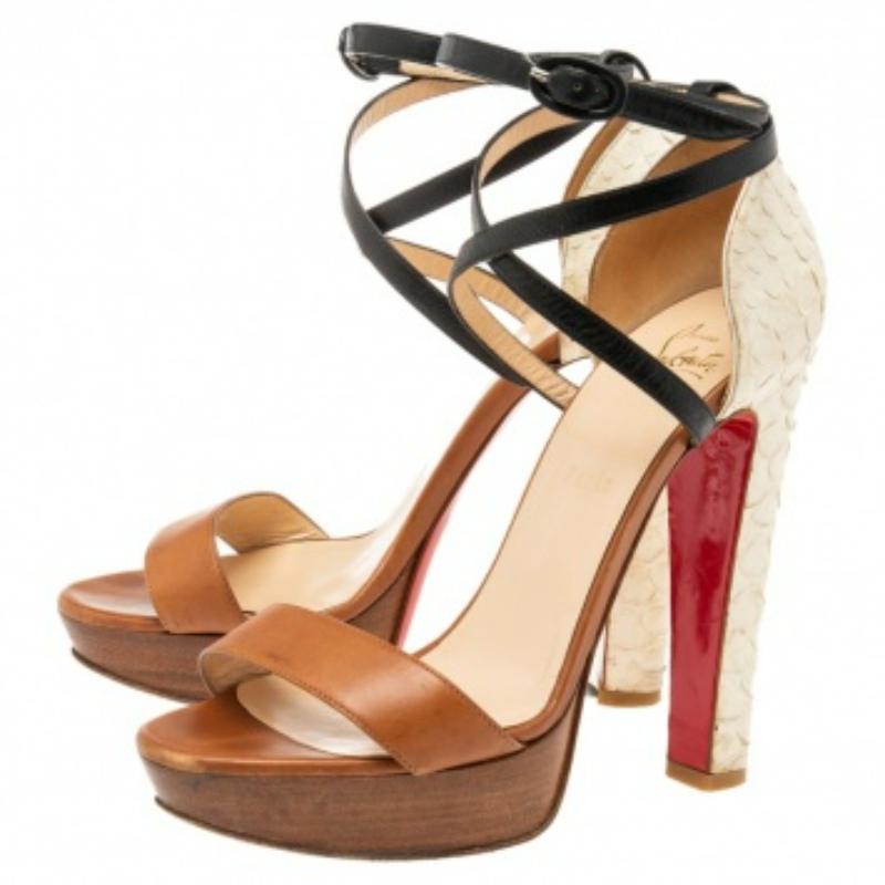 Faites monter votre style d'un cran avec ces sandales de Christian Louboutin. Conçues en cuir et en peau de python brun-blanc, ces sandales sont dotées d'une bride à la cheville, de semelles compensées, d'un talon bloc et d'orteils ouverts. Pour