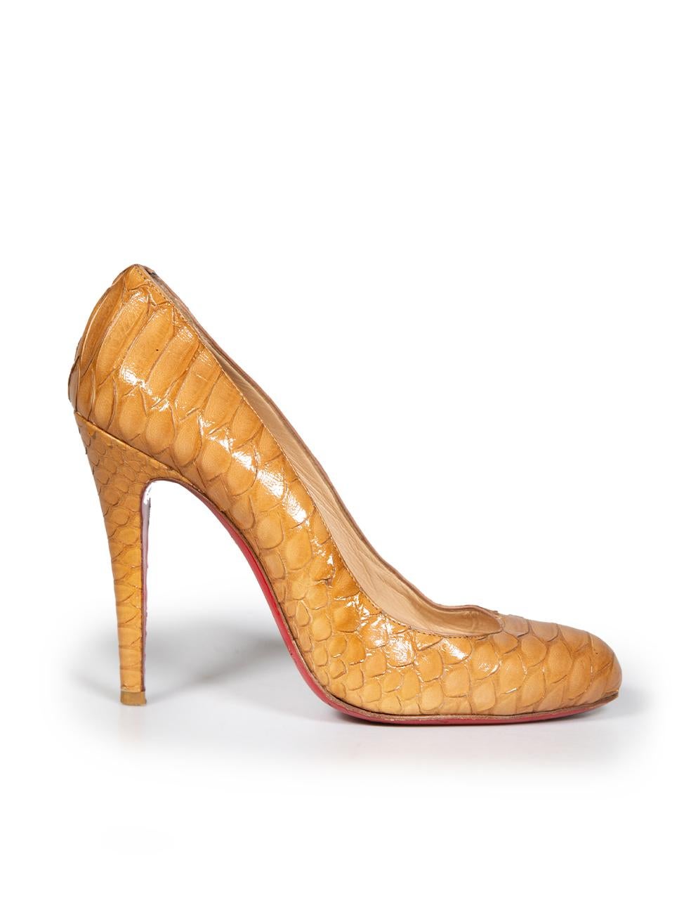 L'ÉTAT est bon. L'usure générale des talons est évidente. Abrasion à la semelle, au talon et au contrefort des deux chaussures, au côté droit de la chaussure gauche et au côté droit de la chaussure droite sur cet article de revente Christian