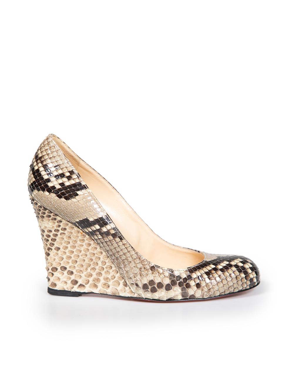 L'ÉTAT est bon. Une usure mineure des cales est évidente. Légère usure des semelles et décollement de la peau de python sur cet article de revente de Christian Louboutin.
 

 

 

 Détails
 

 

 Modèle : Ron Ron
 

 Marron
 

 Peau de serpent
 

