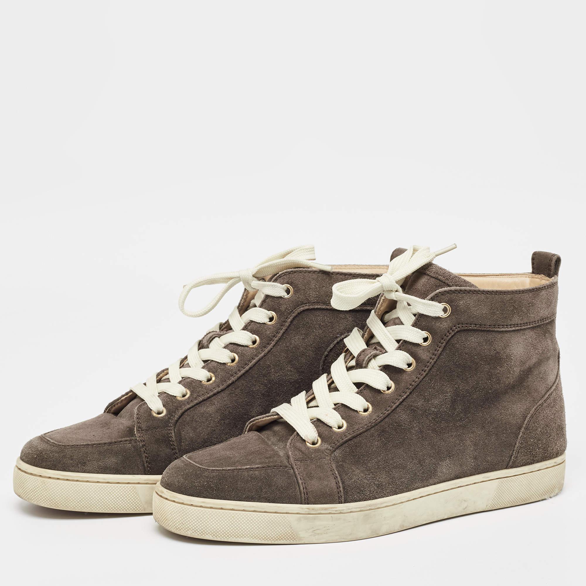 Mit diesen Christian Louboutin-Sneakern können Sie Ihr Schuhwerk aufwerten. Die Kombination aus hochwertiger Ästhetik und unübertroffenem Komfort macht diese Sneaker zu einem Symbol für modernen Luxus und tadellosen Geschmack.