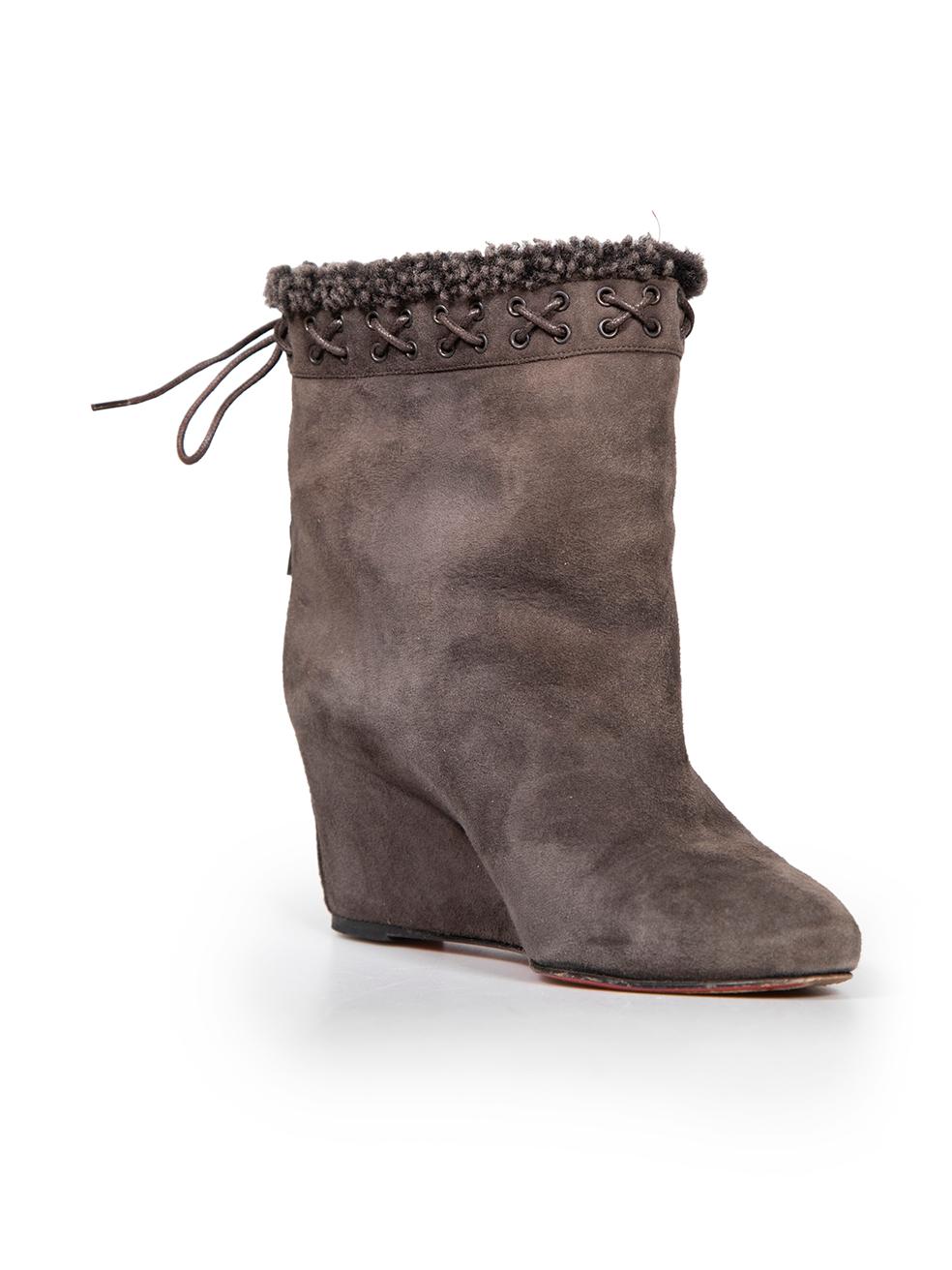 La condizione è buona. È evidente una lieve usura degli stivali. Usura sulla suola e leggera abrasione sul bordo del tallone posteriore in pelle scamosciata su questo articolo usato di Christian Louboutin.
 
 Dettagli
 Marrone
 Camoscio
 Stivaletti
