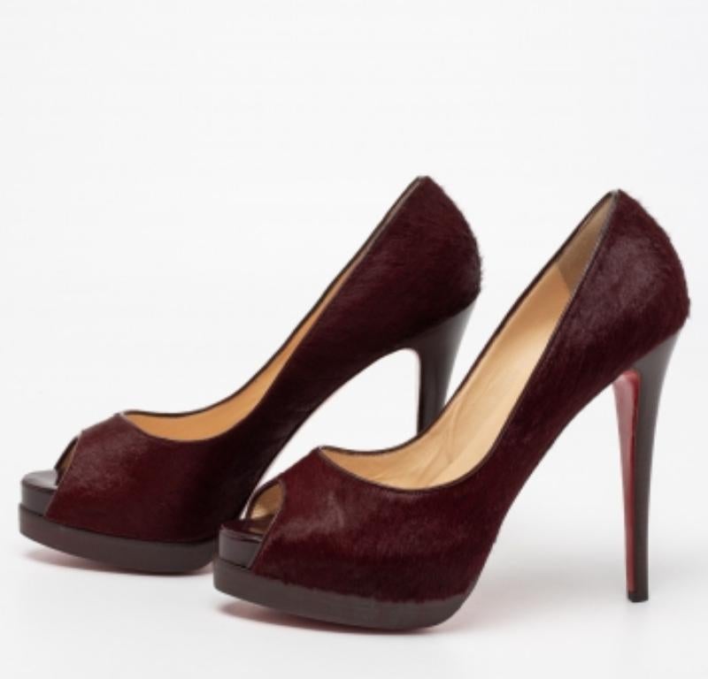 Christian Louboutin Burgundy Calf Hair Altadama Astrakhan Peep Toe Pumps Size 41 In Good Condition For Sale In Dubai, Al Qouz 2
