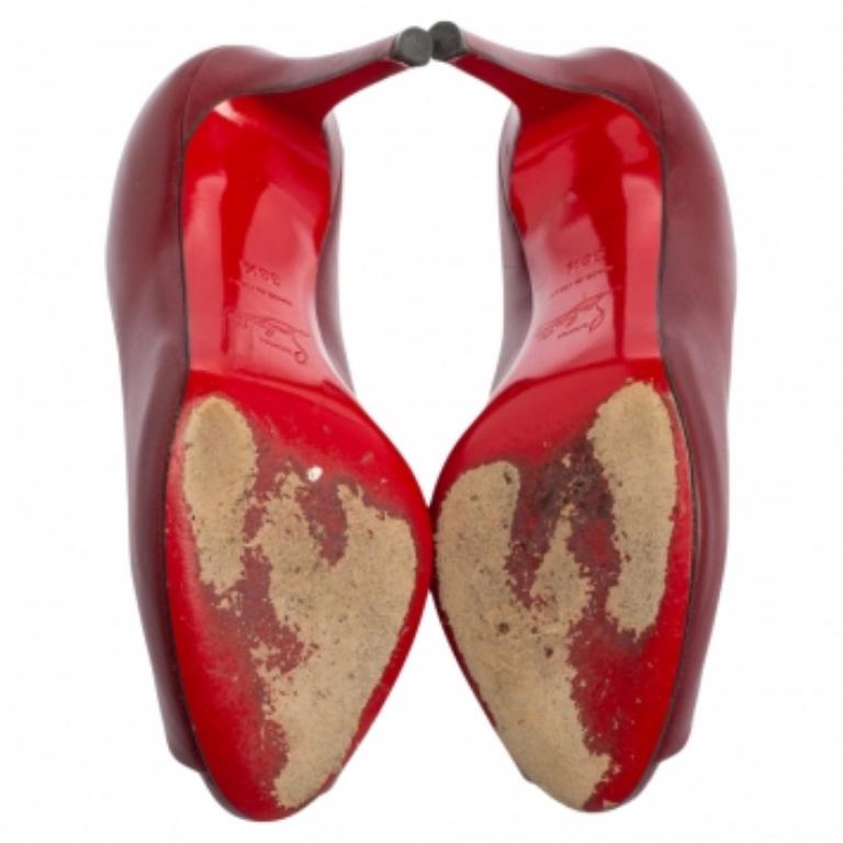 Add a fresh, polished aspect to your ensemble by wearing these Yoyo pumps from Christian Louboutin. Crafted from burgundy leather, these pumps are mounted on 10 cm slender heels, which keep your feet looking impeccable. These CL pumps are a great