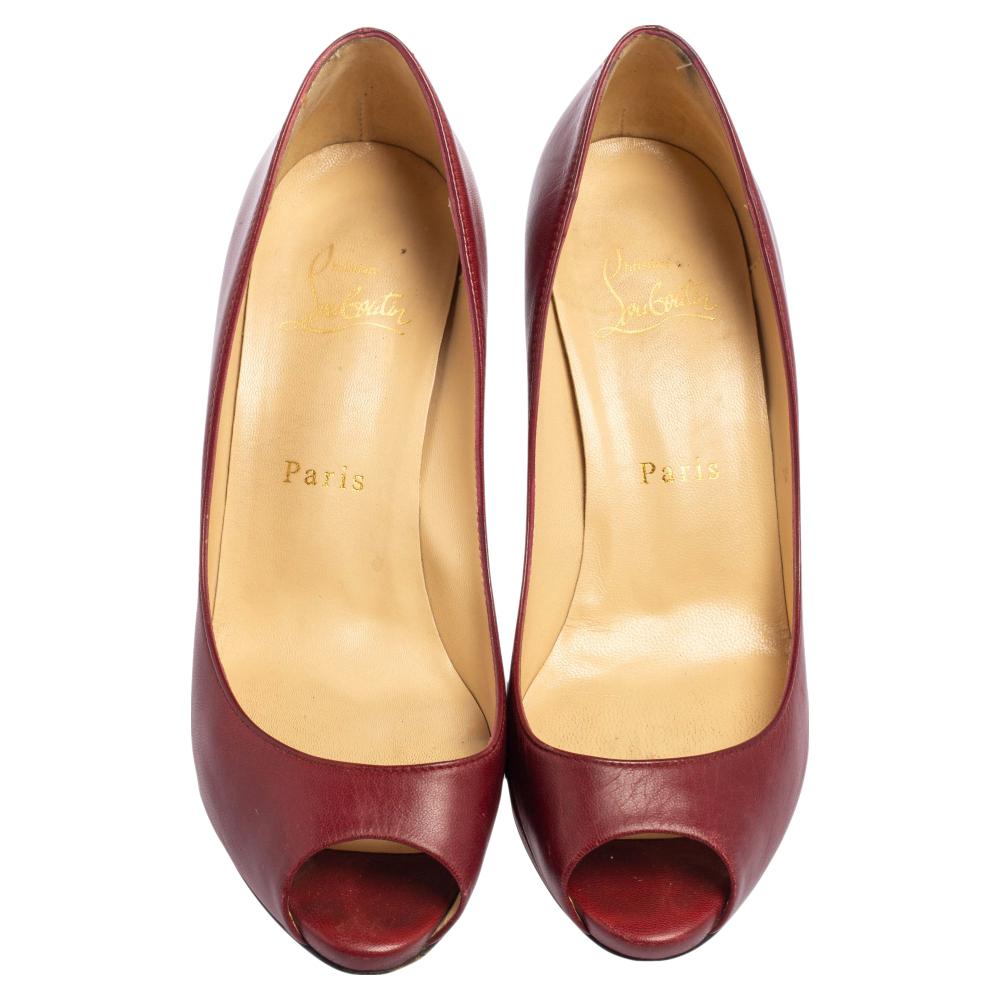 Add a fresh, polished aspect to your ensemble by wearing these Yoyo pumps from Christian Louboutin. Crafted from burgundy leather, these pumps are mounted on 10 cm slender heels, which keep your feet looking impeccable. These CL pumps are a great