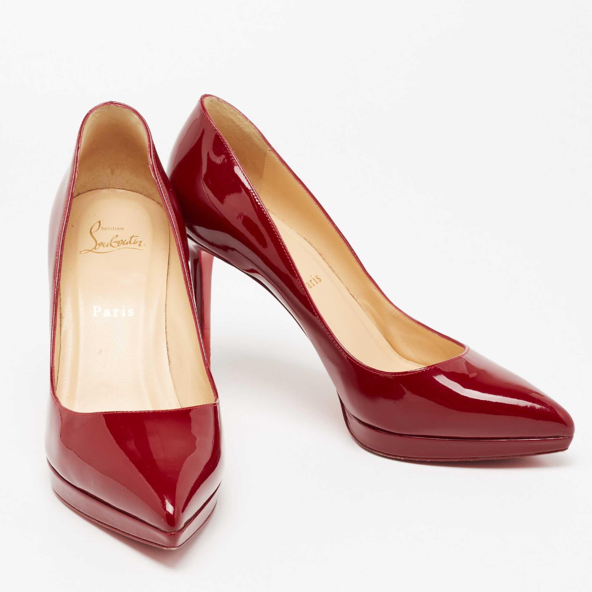 The alluring design and a burgundy hue of these Christian Louboutin Pigalle Plato pumps make the pair a must-have. Crafted skilfully, these pumps are set on a durable platform base and comfortable heel. Choose this finely-designed pair of pumps to