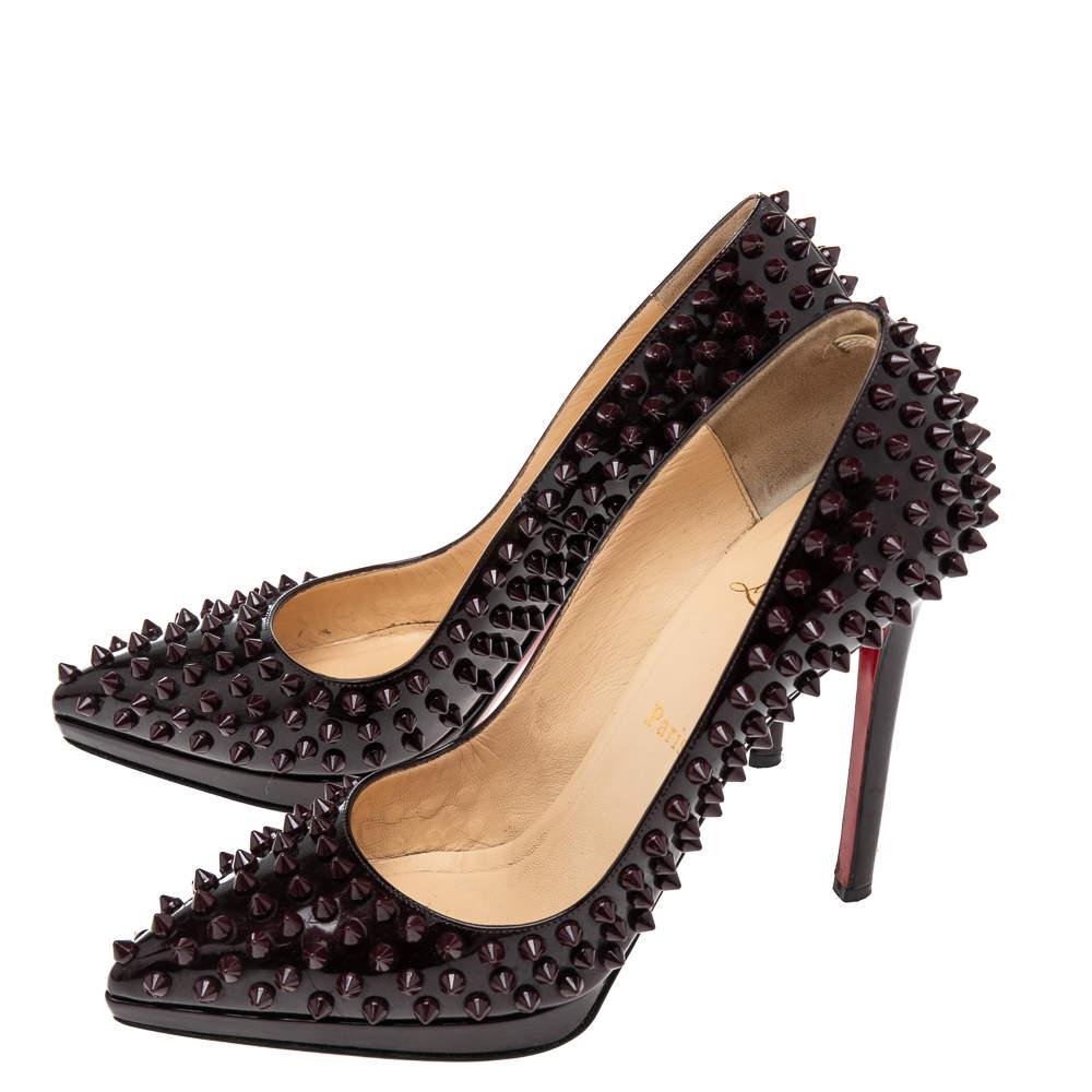 Christian Louboutin Burgundy Patent Leather Pigalle Plato Spikes Pumps Size 38.5 In Fair Condition For Sale In Dubai, Al Qouz 2