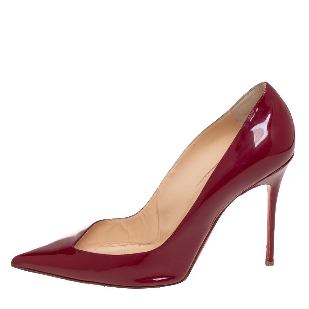 Diese Christian Louboutin-Pumps sind einfach umwerfend! Sie sind mit einer schlanken Wölbung:: spitz zulaufenden Absätzen und einer asymmetrischen Zehenbox ausgestattet. Diese hier präsentieren sich in bordeauxfarbenem Lackleder für einen endlosen