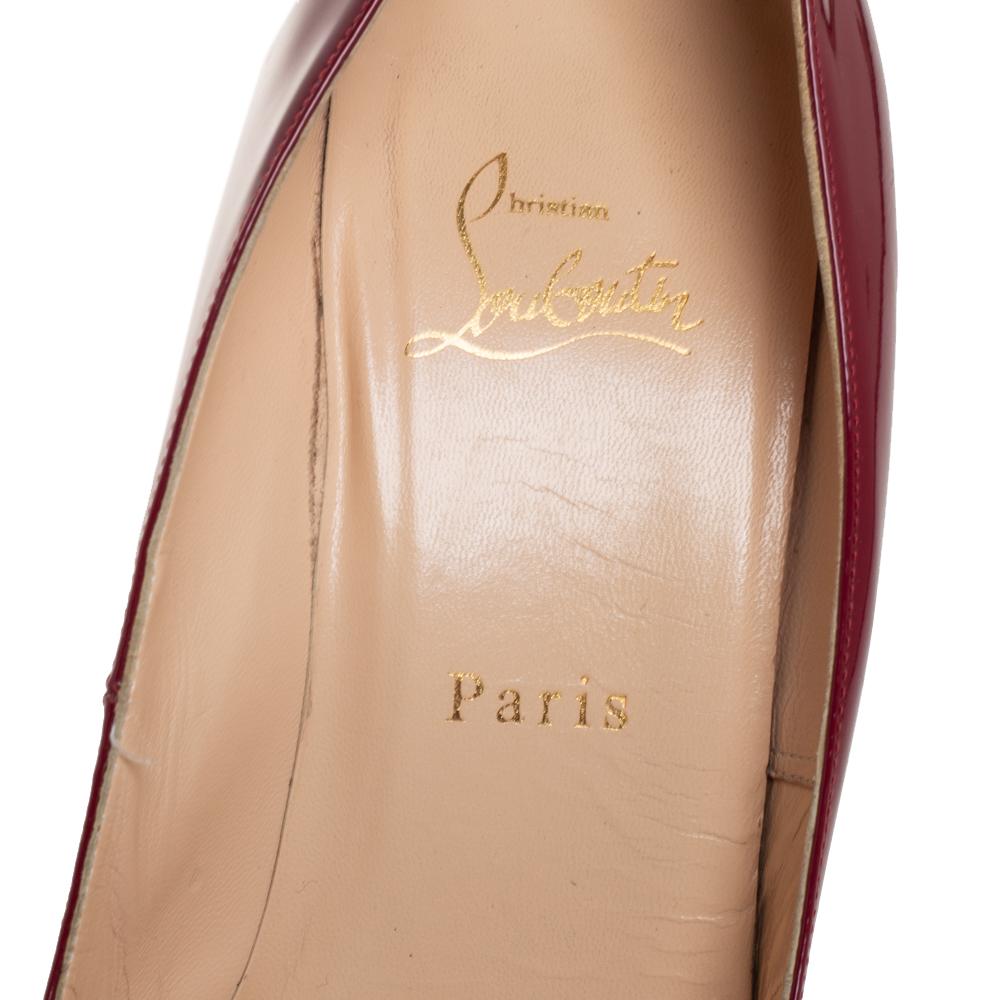 Christian Louboutin Burgunder Lackleder Pumps Größe 39.5 im Zustand „Gut“ in Dubai, Al Qouz 2