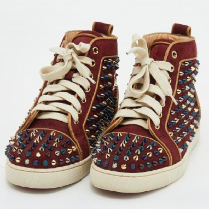 Vous vous sentirez bien dans votre tenue décontractée à chaque fois que vous porterez ces baskets de Christian Louboutin. Elles ont été confectionnées en daim et sont dotées d'une silhouette montante. Les baskets sont ornées de pointes à