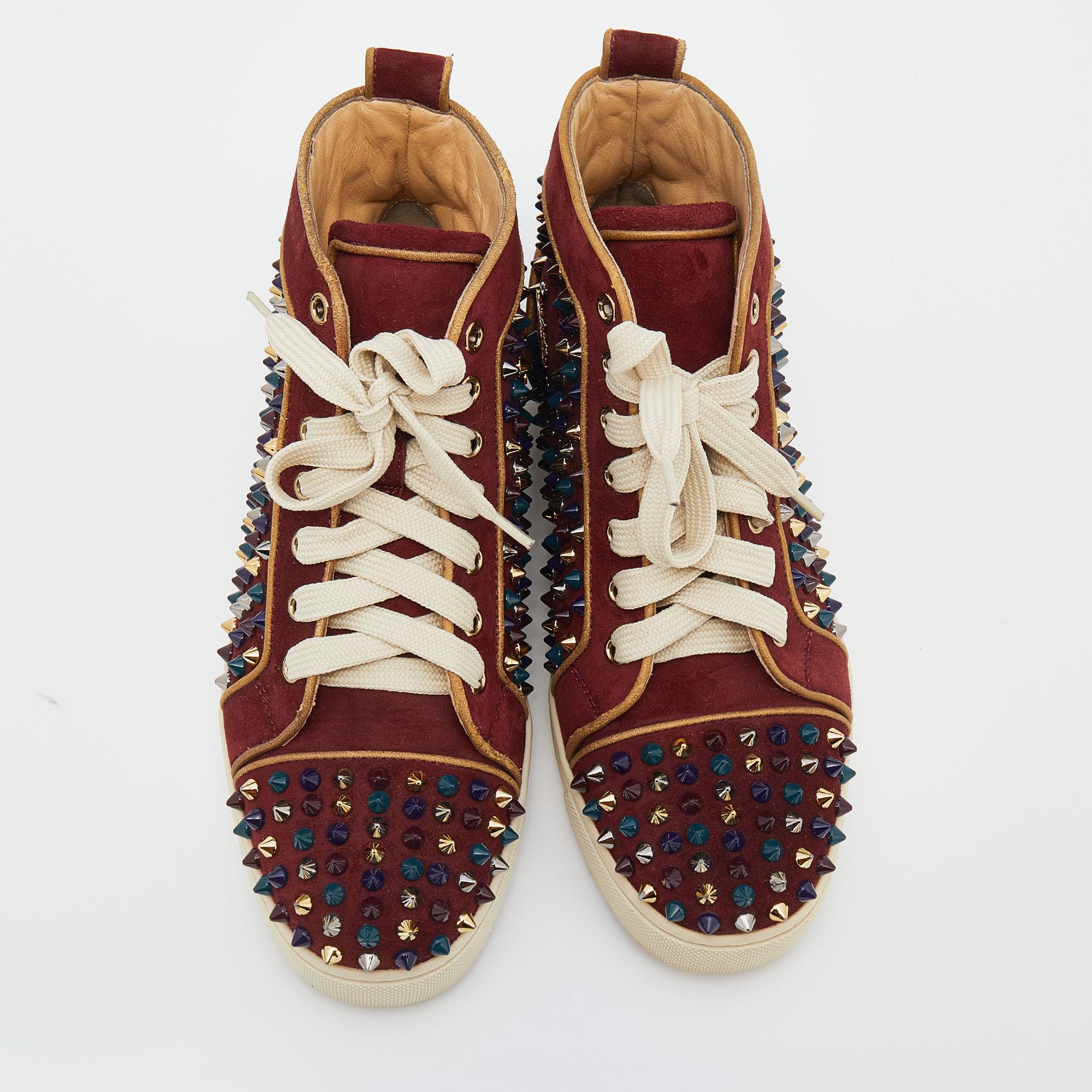 Feel great in your casual wear every time you step out in these sneakers from Christian Louboutin. They have been crafted from suede and styled in a high-top silhouette. The sneakers carry spike embellishments on the exterior, round toes, lace-ups