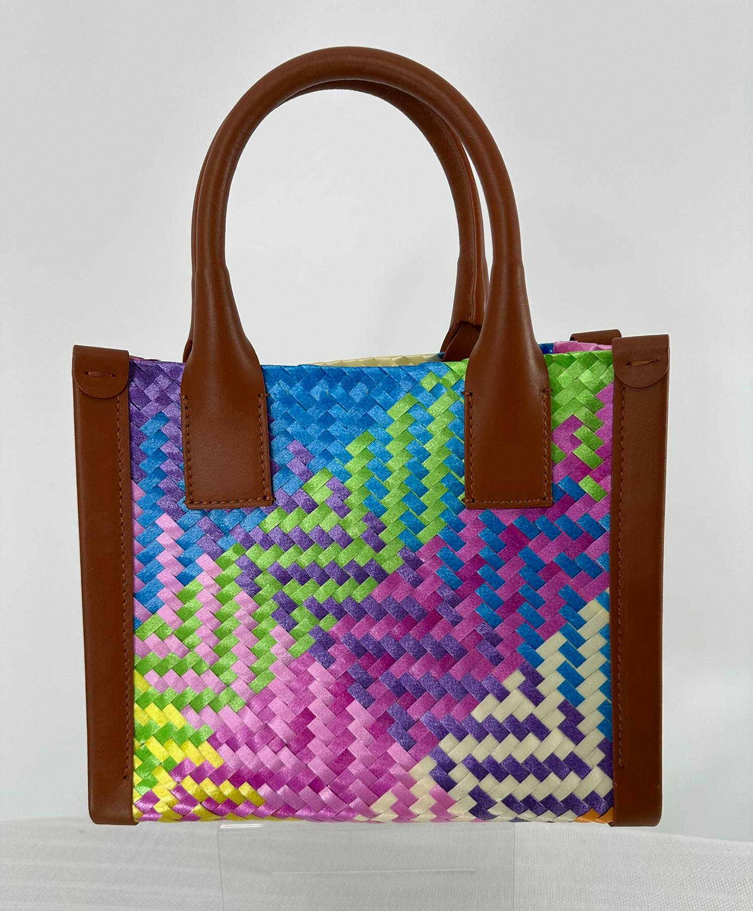 Christian Louboutin, By My Side, mehrfarbige Mini-Tasche aus gewebtem Raffiabast und Leder. Wunderschöne kleine Tasche aus hellem Bast mit cognacfarbenem Lederbesatz und einer Logo-Applikation aus Leder auf der Vorderseite der Tasche sowie einem