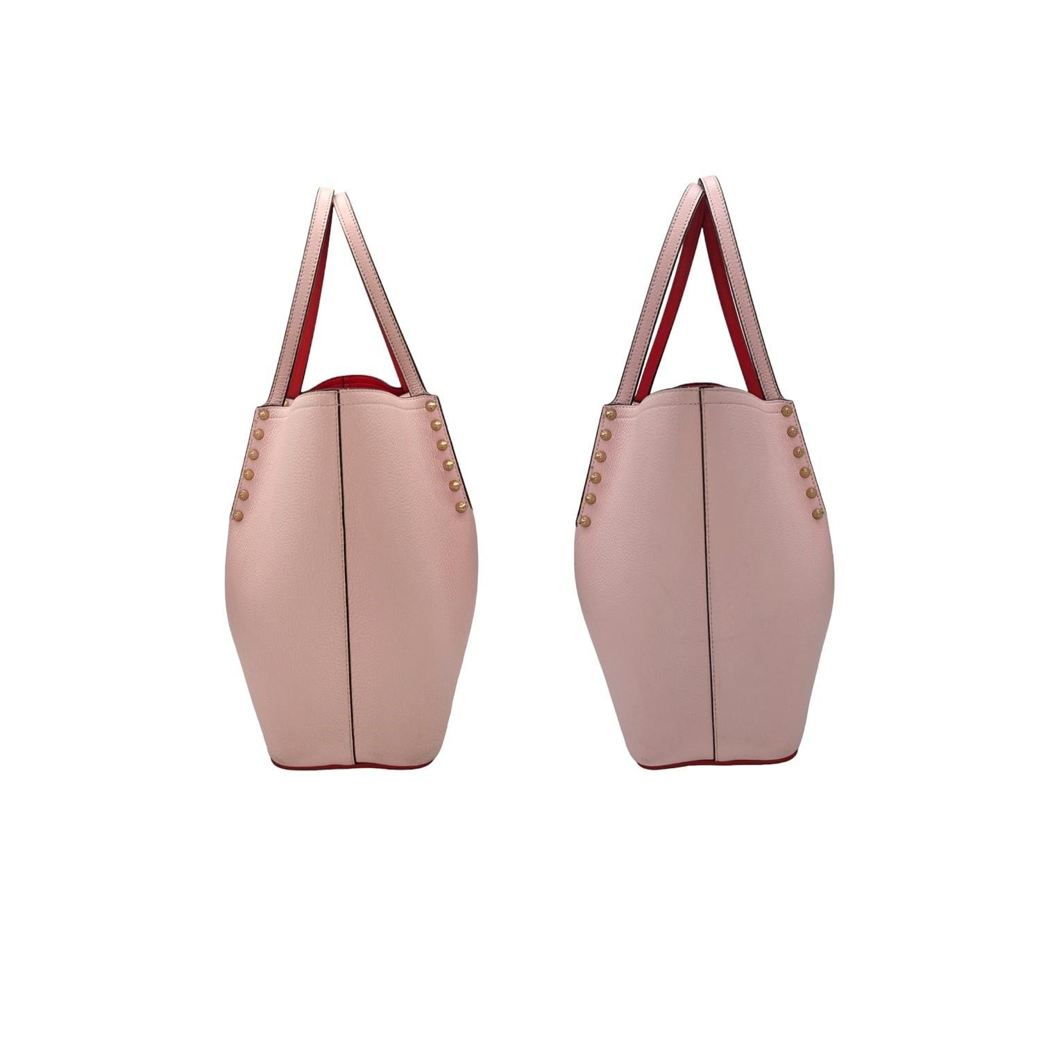Christian Louboutin Cabarock Tote aus Leder mit Spikes Poupee-Muster (Beige) im Angebot