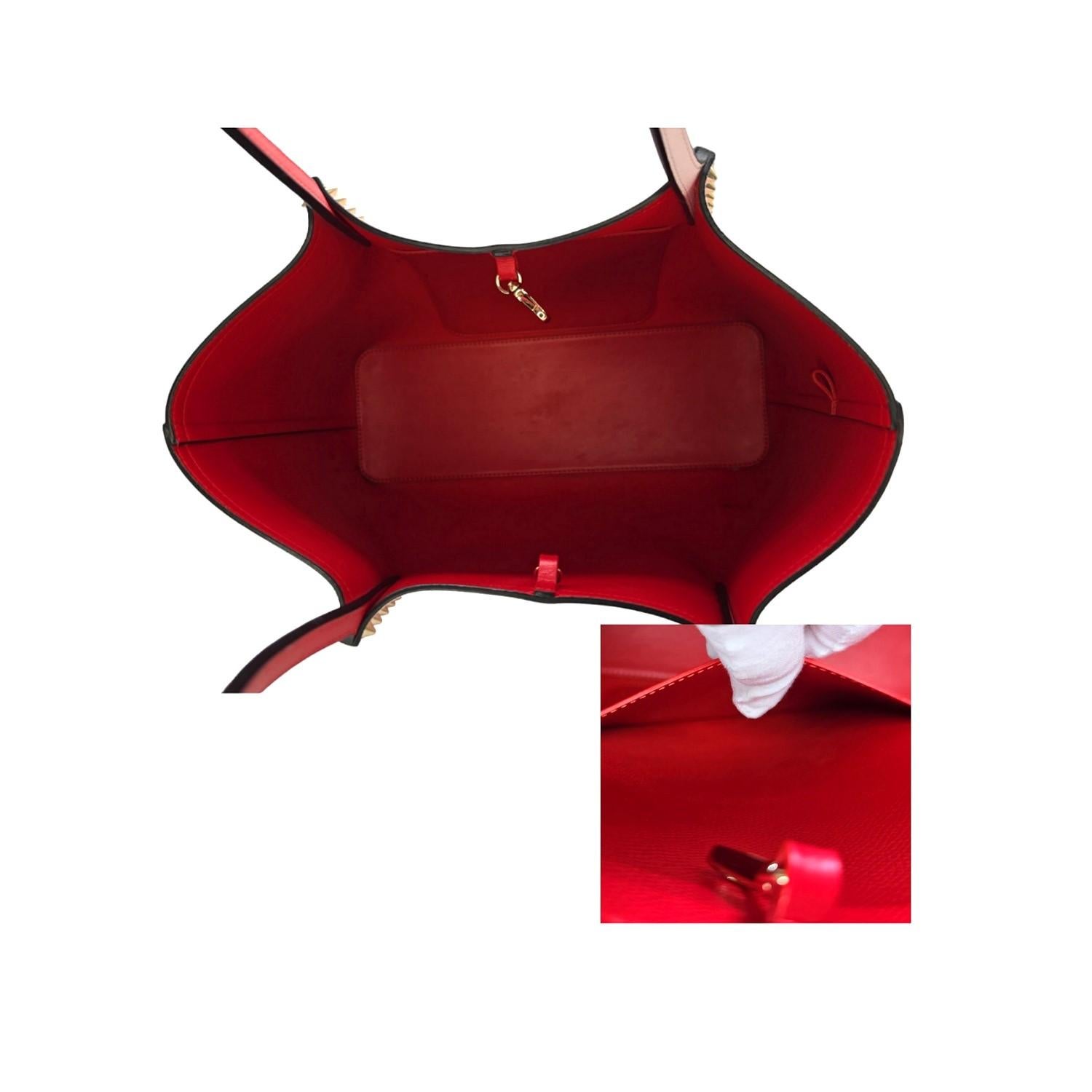 Christian Louboutin Cabarock Tote aus Leder mit Spikes Poupee-Muster Damen im Angebot