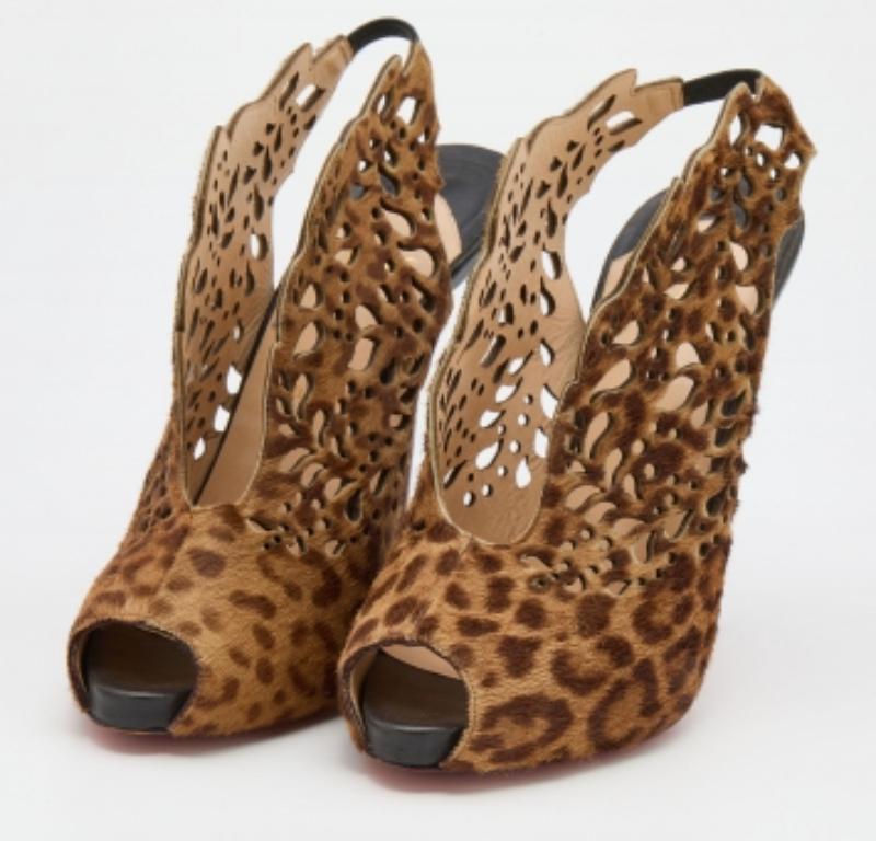 Step out in confidence by adorning these boots. With a unique appeal, they have the perfect amalgamation of durable construction and chic appeal. Balanced on a durable sole, this pair ensures maximum comfort.