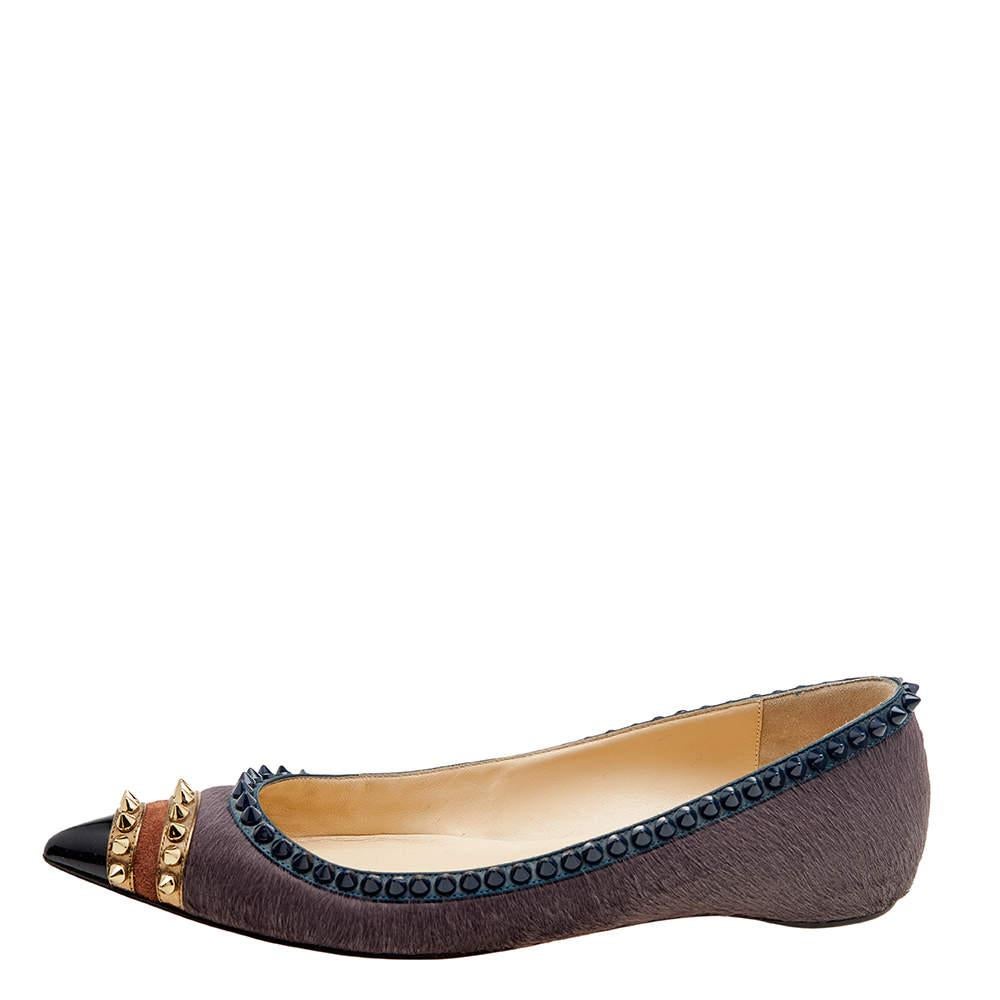 Add a dash of luxury to your ensemble with these Malabar Hill ballet flats from Christian Louboutin. They are created using multicoloured calf hair and suede, which is embellished with spike accents. They flaunt pointed toes and an easy slip-on