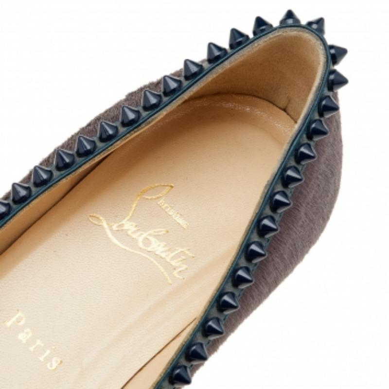Add a dash of luxury to your ensemble with these Malabar Hill ballet flats from Christian Louboutin. They are created using multicoloured calf hair and suede, which is embellished with spike accents. They flaunt pointed toes and an easy slip-on